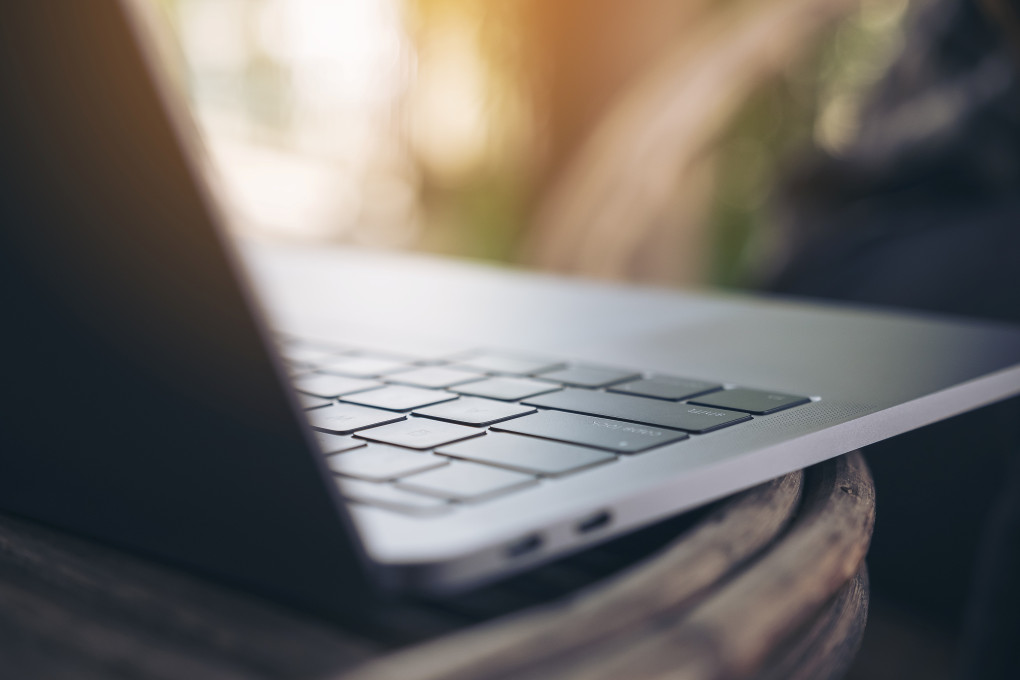 Nahaufnahme von einem Laptop.